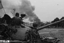 步兵部队和坦克部队沿着边和高速公路进军西贡。（图片来源：越通社）