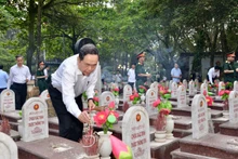 越南国会主席陈青敏在广治省敬香缅怀英烈。（图片来源：quochoi.vn）