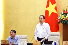 越南国会主席陈青敏在会上发表讲话。（图片来源：越通社）