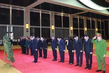 苏林总书记和越南党、国家高级代表团吊唁坎代·西潘敦同志逝世。（图片来源：越通社）