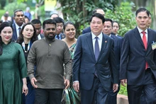 越南国家主席梁强与斯里兰卡总统迪萨纳亚克参观胡志明主席遗迹区。