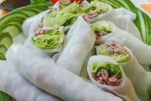 河粉卷是河内人独特的美食创意之一。（图：河内五社街31号河粉卷店）