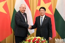 越南国家主席梁强与匈牙利总统舒尤克·道玛什合影。