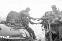 1975年3月29日，解放军步兵和坦克力量同时从多方向进攻并解放岘港。（图片来源：越通社）