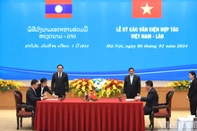 双方签署《越南社会主义共和国政府和老挝人民民主共和国政府关于发展和连接两国边境贸易基础设施谅解备忘录》。