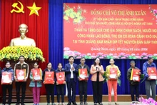 国家副主席武氏映春向贫困儿童赠送慰问品。