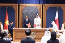 越南总理范明正与卡塔尔首相谢赫·穆罕默德·本·阿卜杜拉赫曼·本·贾西姆·阿勒萨尼共同见证越南外交学院与卡塔尔外交学院谅解备忘录的签字仪式。