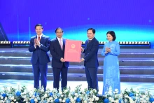 政府总理范明正向北宁省授予北宁省 2021-2030 年规划和2050年展望。