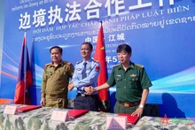 三方代表合影。