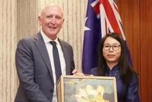 越南驻西澳大利亚州和澳大利亚北领地总领事阮青河向西澳大利亚州紧急服务部长斯蒂芬·道森赠送纪念品。