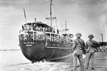 1955年5月13日，吉林号船（Djiring）承载法国军队从六库（Sáu Kho）码头（海防）向南撤退。（图片来源：越通社）