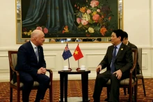 越南国家主席梁强（右）会见新西兰总理克里斯托弗·卢克森。
