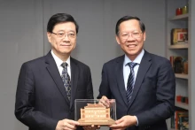 胡志明市人民委员会主席潘文买与中国香港特别行政区行政长官李家超合影。