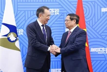 越南政府总理范明正会见欧亚经济委员会理事会主席巴合提江∙萨金塔耶夫。