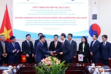 双方签署越南司法部与韩国政府立法部之间关于建立越南法律信息系统的合作意向书。