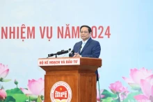 越南政府总理范明政在会议上发言。