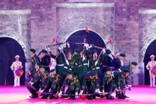 越南人民军军乐团表演节目。
