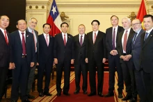 越南国家主席梁强同智利共和国议会参议长何塞·加西亚·鲁米诺特。