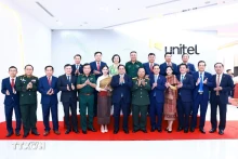 政府总理范明正与Unitel工作人员合影。