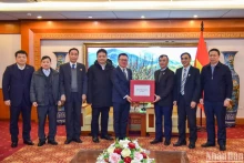 《人民报》社总编辑黎国明向越南退伍军人协会执委会领导、干部和职员赠送春节礼物。 （日光 摄）