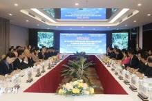 越南高平省与中国广西壮族自治区百色市经济与贸易合作会谈场景。