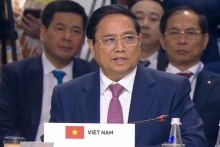 越南政府总理范明正在金砖国家领导人扩大会议上发表讲话。