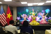 庆祝美国第248个独立日见面会场景。