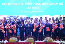 政府总理范明正与出席会议的代表们合影。