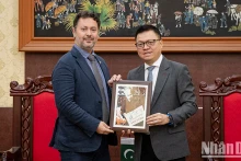黎国明总编辑向巴基斯坦大使科达亚尔·马里赠送纪念品。（山松 摄）