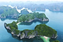从高空俯瞰兰夏湾全景。（图片来源：越通社/越南画报）