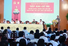 政府总理范明正在芹苴市开展选民接触活动。