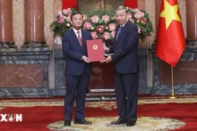 苏林总书记、国家主席向越南驻老挝大使授予任命决定。
