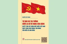 阮富仲总书记电子书《在党的光辉旗帜下自豪与自信，下决心建设日益富强文明、文献和英雄的越南》的书皮。