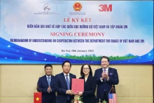 越南公路局副局长阮孟胜和3M集团负责运输和电子行业东南亚区域总监Mabel Low代表双方签署协议。