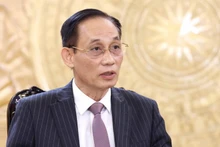 越共中央书记处书记、中央对外部部长黎怀忠接受记者的采访。