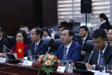 岘港市人民委员会主席黎忠贞会见阿伦赛·松那拉一行。