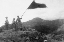 独立丘全景，1954年3月14日，在我军彻底摧毁欣蓝抵抗中心后，突击兵在敌军指挥掩体顶上高高举起胡志明主席的崇高奖项——决战决胜旗帜。（图片来源：越通社）