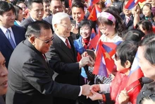 越共中央总书记阮富仲和老挝人民革命党中央总书记、国家主席本扬·沃拉吉2017年12月19日会见首都河内人民。