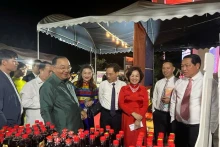 与会代表参观越南—老挝贸易交易会展区。