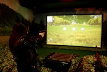 越南国际防务展射击模拟体验系统给公众带来全新感受。