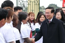 越南国家主席武文赏看望慰问河南省清风乡卫生站和清廉县医疗中心。