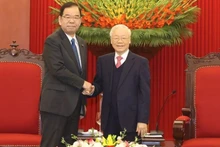 日本共产党委员长志位和夫与阮富仲总书记握手。