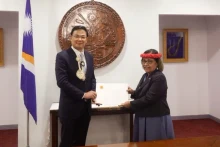范光校大使向马绍尔群岛总统尔达·凯茜·海涅递交国书。