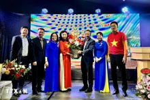 越南驻德国大使馆公使衔参赞朱俊德向德国长沙俱乐部主任裴氏秋明赠送鲜花。