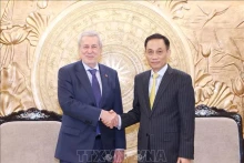 越共中央对外部部长黎怀忠会见智利外交部长范克拉韦伦。