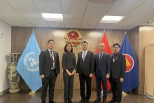 越南常驻联合国代表团团长邓黄江大使会见了联合国常驻越南协调员宝琳·塔梅西斯。