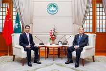 中国澳门特别行政区行政长官贺一诚与越南驻香港兼驻澳门总领事范平谈。