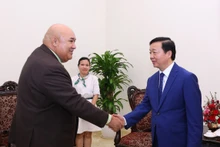 越南政府副总理陈红河会见世卫组织西太平洋区域主任皮乌卡拉。