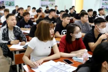 附图：劳动者在赴国外工作之前参加外语培训班。