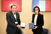 越南文化体育旅游部部长阮文雄与法国文化部部长拉奇达·达蒂。